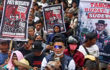 FOTO: Warga Pati Geruduk KPK, Tagih Status Hukum Bupati Pati Sudewo
