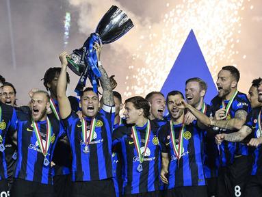 Pemain Inter Milan, Lautaro Martinez, mengangkat trofi setelah menjuarai Supercoppa Italia di Stadion Al-Awwal Park, Riyadh, Selasa (23/1/2024). Inter Milan menang dengan skor tipis 1-0. (Alfredo Falcone/LaPresse via AP)