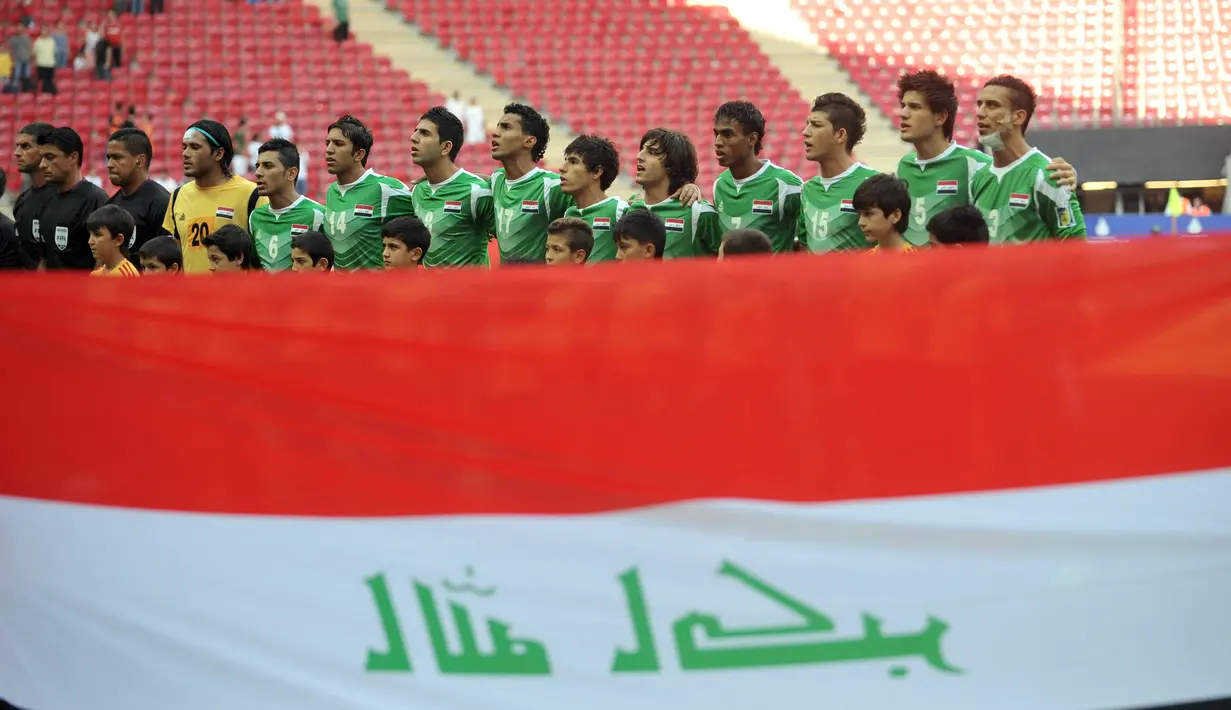 Para pemain Timnas Irak U-20 menyanyikan lagu kebangsaan Irak sebelum dimulainya laga perebutan tempat ketiga Piala Dunia U-20 2013 menghadapi Ghana di Turk Telecom Arena, Istanbul, Turki (13/7/2013). Prestasi terbaik Iraq pada ajang Piala Dunia U-20 adalah satu kali merebut peringkat keempat yaitu pada edisi 2013 di Turki setelah kalah 0-3 dari Ghana di partai perebutan tempat ketiga. (AFP/Ozan Kose)