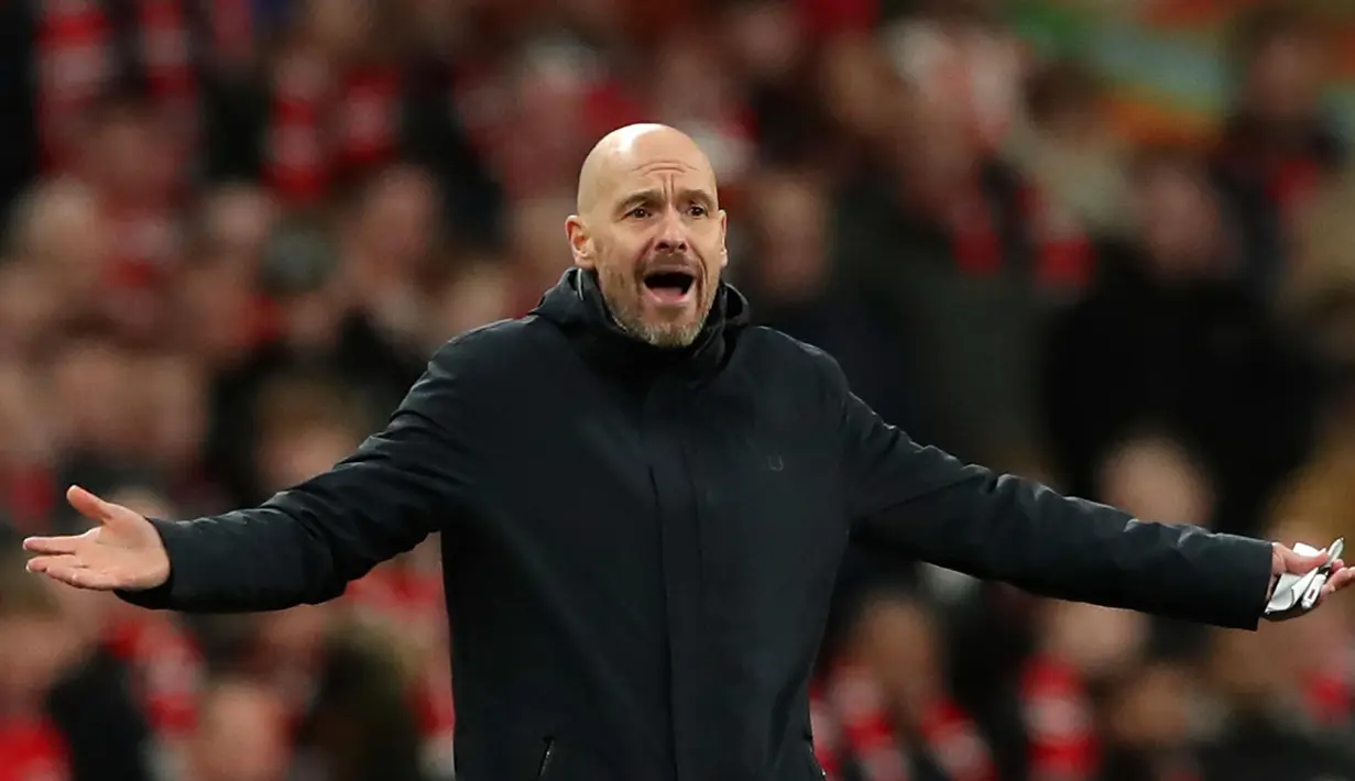 Pelatih Kepala Manchester United, Erik Ten Hag memberikan instruksi dari garis samping saat pertandingan sepak bola final Piala Liga Inggris antara Manchester United dan Newcastle United di Stadion Wembley di London, Minggu, 26 Februari 2023. Ten Hag menjadi manajer kedelapan United yang memenangkan trofi besar setelah Ernest Mangnall, Sir Matt Busby, Tommy Docherty, Ron Atkinson, Sir Alex Ferguson, Louis van Gaal dan Jose Mourinho. (AP Photo/Scott Heppell)