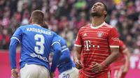 Reaksi kecewa Bayern Munchen, Serge Gnabry setelah kehilangan kesempatan mencetak gol di depan gawang Hoffenheim pada laga Liga Jerman 2022/2023 di Allianz Arena, Munich (15/4/2023). Serge Gnabry yang kini tak lagi jadi pilihan utama di Bayern Munchen setelah kalah bersaing dengan Leroy Sane tergolong pemain serbabisa. PSG dapat memaksimalkan perannya untuk membentuk trisula maut baru bersama Kylian Mbappe dan Neymar. (AP Photo/Matthias Schrader)