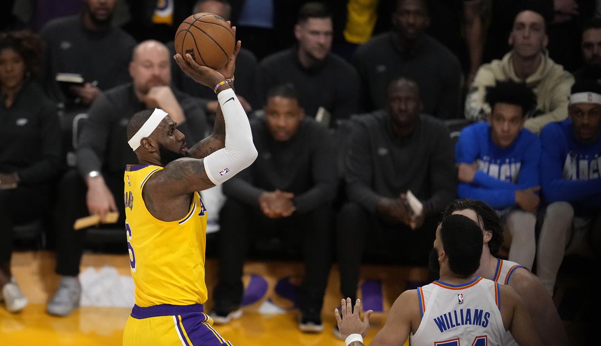 Pebasket LA Lakers, LeBron James mencetak angka saat menghadapi Oklahoma City Thunder dalam laga Kompetisi Bola Basket NBA di Los Angeles, Amerika Serikat, Rabu (8/2/2023) pagi WIB. LeBron James berhasil melewati rekor poin terbanyak di NBA yang dipegang Kareem Abdul Jabbar dengan 38.387 poin. Poin ke 38.388 LeBron James dicetak saat LA Lakers mencetak poin ke-99 melawan Oklahoma City Thunder. (AP Photo/Marcio Jose Sanchez)
