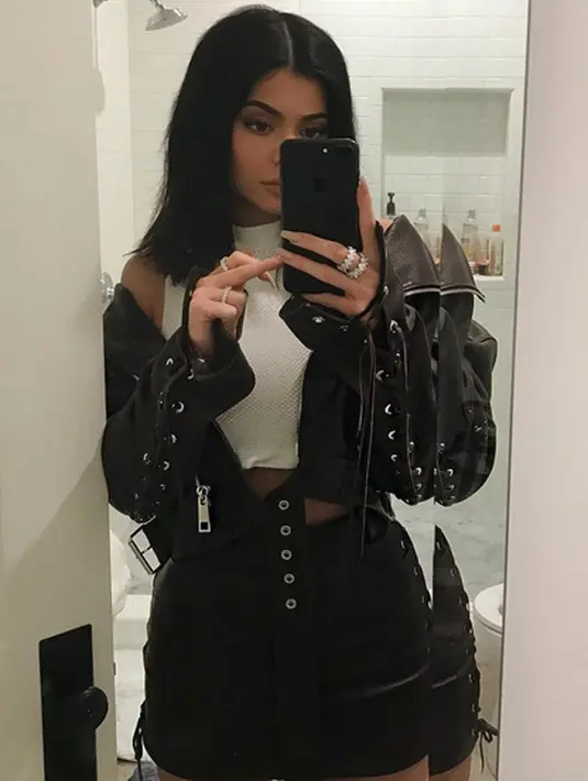 Rumor ini dibantah oleh ibundanya, Kris Jenner. Sang ibu tak percaya bahwa Kylie telah memalsukan identitasnya dan mengonsumsi minuman beralkohol tersebut. Lewat Twitter, Kylie pun melakukan klarifikasi. (Instagram/kyliejenner)