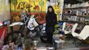 Reiko Miyoshi (60) berpose di samping motor Honda XR400R di "Perefa Cafe" di Matsumoto, Nagano (23/2). Miyoshi berpartisipasi dalam reli lintas negara Paris-Dakar empat kali dengan motor (1988, 1990, 1997 dan 2000). (AFP Photo/Toshifumi Kitamura)