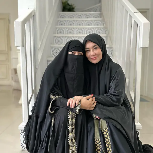 Reza Artamevia memimpin pembacaan doa sholawat Nabi Muhammad SAW di pengajian Umi Pipik (https://www.instagram.com/p/CZHdGwMvNDp/)