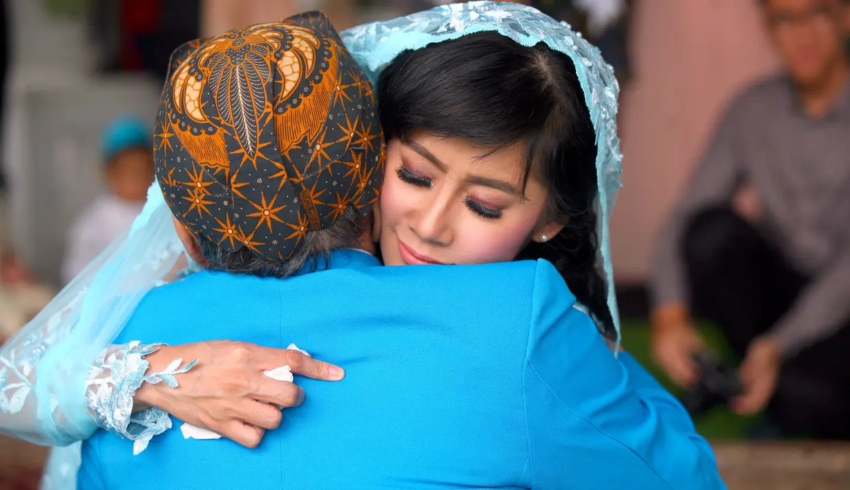 Sejak Jumat, keluarga Rasti memulai beberapa rangkaian jelang nikah. Pengajian dilanjutkan ke curhat Rasti, dan minta doa restu. Setelah itu mengikuti adat Jawa yaitu siraman. (Nurwahyunan/Bintang.com)