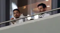 Kapten timnas Argentina, Lionel Messi menyaksikan laga persahabatan melawan timnas Spanyol di Stadion Wanda Metropolitano, Selasa (27/3). Messi beberapa kali tertangkap kamera tertunduk setiap kali gawang Argentina dibobol oleh Spanyol (AP/Francisco Seco)