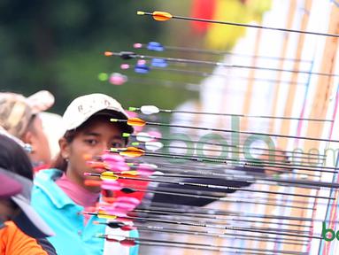 Para Atlet Panahan memeriksa hasil panah pada Kualifikasi PON XIX-2016 Jawa Barat di Lapangan Panahan Senayan, Jakarta, Selasa (24/11/2015). (Bola.com/Nicklas Hanoatubun)