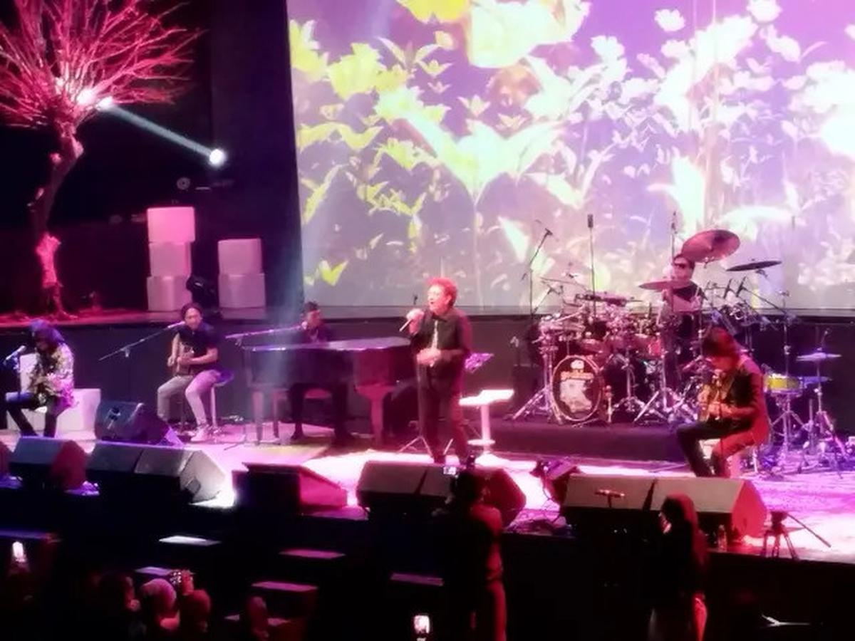 Konser God Bless Unplugged Penuh Tawa, Kenangan dan Kejutan