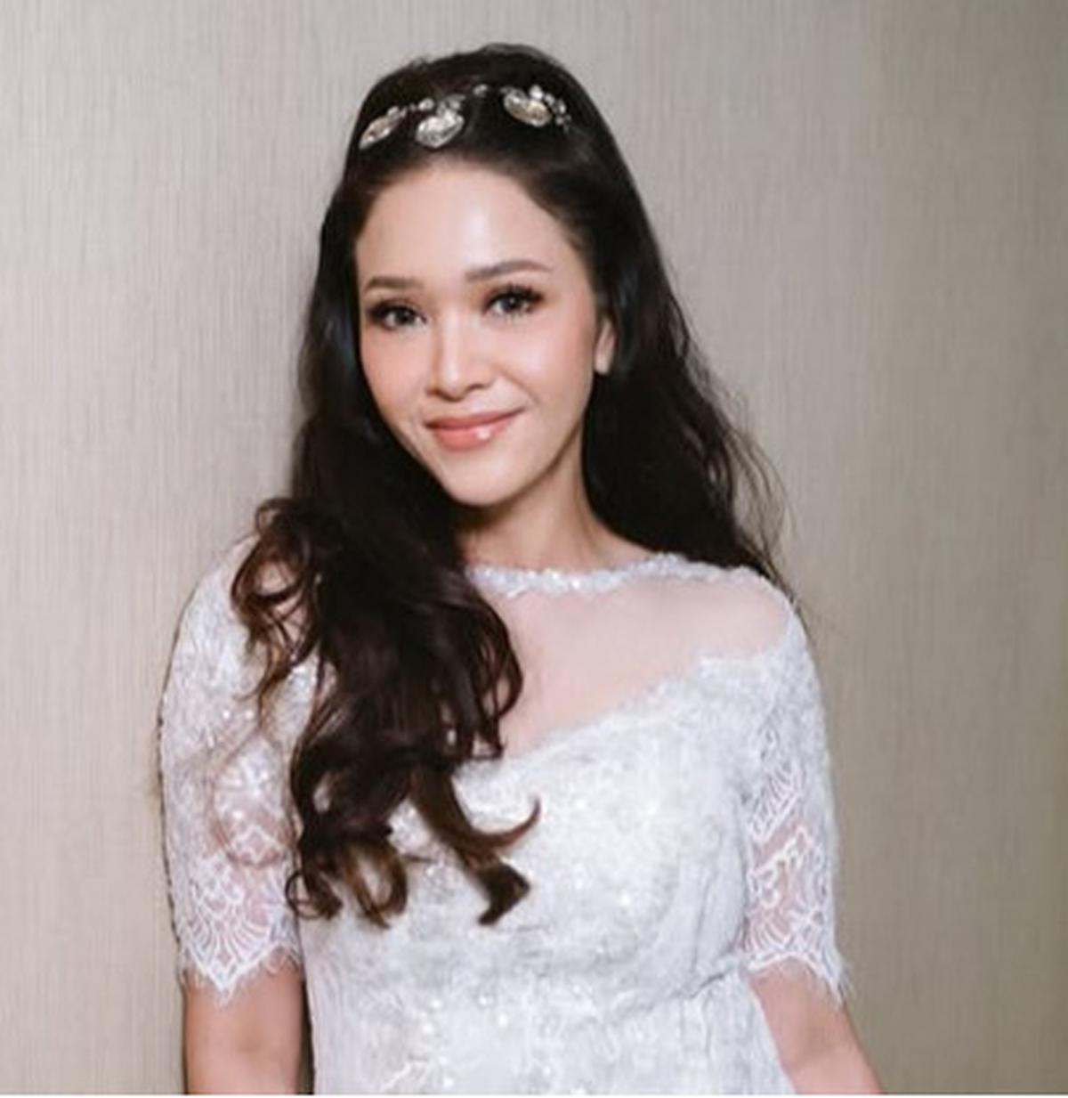 Cantik Bak Bidadari, Potret Maia Estianty Pakai Dress Putih Tuai Pujian - Tulis Pesan Menohok Soal Pembuktian Diri