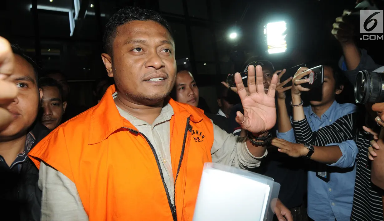 Bupati Buton Selatan Agus Feisal Hidayat mengenakan rompi oranye usai pemeriksaan di Gedung KPK, Jakarta, Jumat (25/5). Agus Feisal diduga menerima uang Rp409 Juta dari sejumlah kontraktor terkait proyek Pemkab Buton Selatan. (Merdeka.com/Dwi Narwoko)