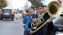 Orkes tiup musisi Rumania menghibur pejalan kaki untuk mendapat uang di Warsawa, Polandia pada 21 Oktober 2019. Orkes tiup yaitu sekelompok orang yang memperagakan musik dengan menggunakan instrumen musik tiup baik tiup logam maupun tiup kayu.  (AP Photo/Czarek Sokolowski)