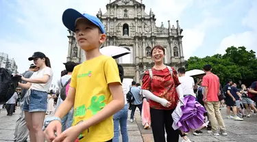 Kerumunan besar turis yang sebagian besar berasal dari Tiongkok berjalan melewati pusat bersejarah Makau selama liburan Golden Week pada 3 Oktober 2023. (Peter PARKS/AFP)
