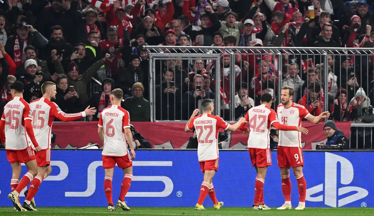 Unggul 3-0 dan agregat 3-2, cukup untuk mengantar Bayern Munchen berlaga di babak delapan besar Liga Champions musim 2023/2024. (Kirill KUDRYAVTSEV/AFP)