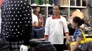 Presiden Joko Widodo saat akan membeli baju di Pasar Cipanas, Jawa Barat, Minggu (26/6). (Foto: Setpres)