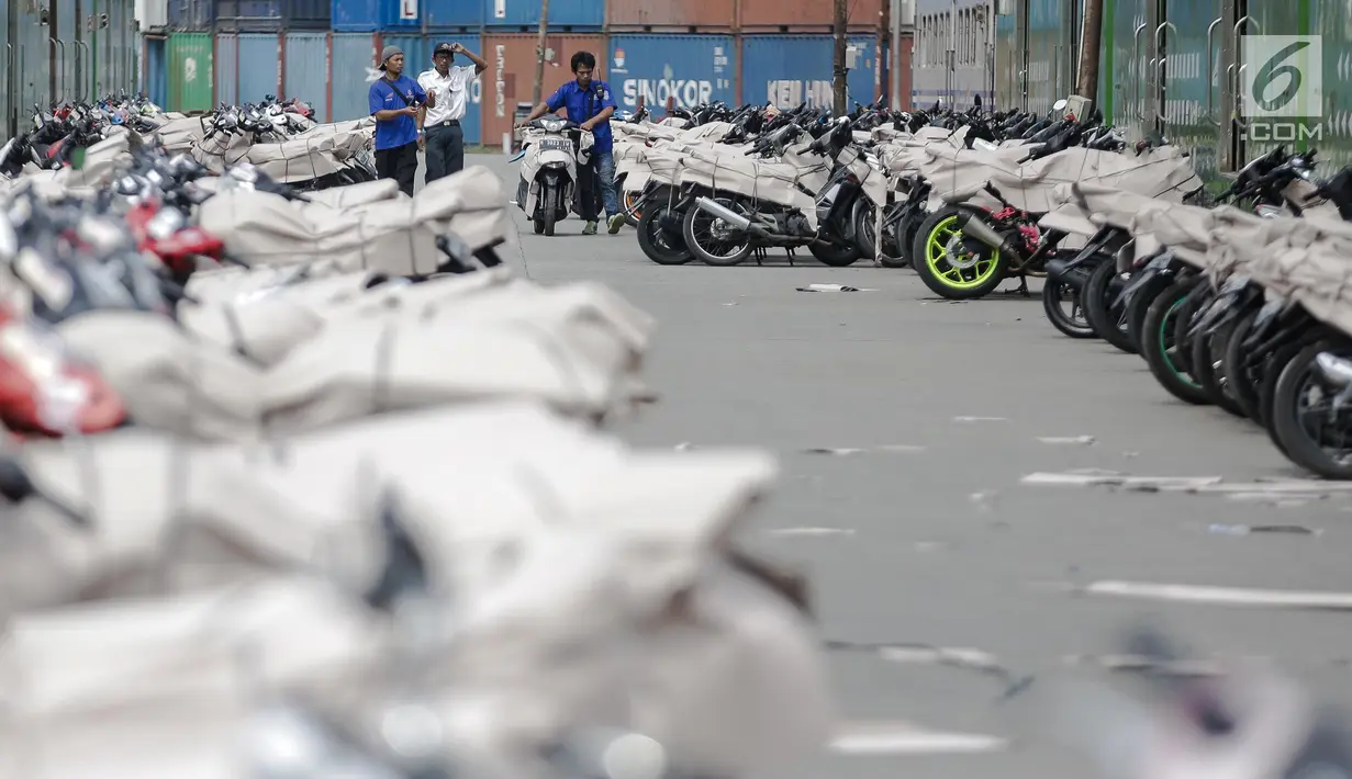 Sejumlah motor yang akan dikirim menggunakan kereta di Stasiun Pasar Senen, Jakarta, Jumat (23/6). (Liputan6.com/Faizal Fanani)