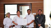 Bupati Trenggalek Mochamad Nur Arifin (kedua dari kiri) menerima SK penunjukan sebagai Pjs. Ketua Umum Apkasi sisa masa bakti 2021-2026. (Foto: Humas Apkasi)