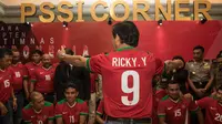 Ricky Yakobi merapikan barisan para Kapten Timnas Indonesia sebelum berfoto pada Kongres Tahunan PSSI 2017 di Bandung, (8/1/2017). (Bola.com/Vitalis Yogi Trisna)