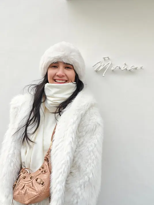 Kali ini Mikha Tambayong tampil lebih kasual dengan busana musim dingin serba putih yang serasi [@miktambayong]