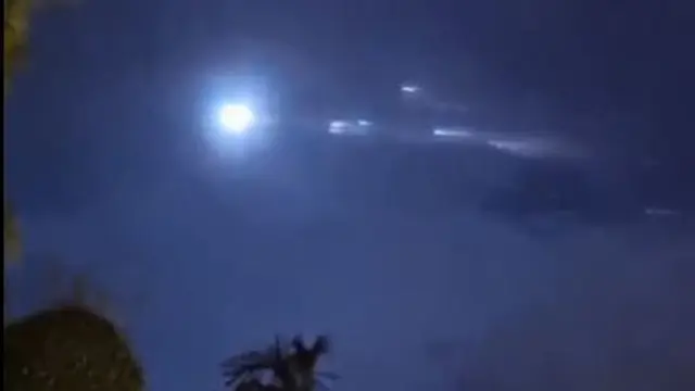 Benda asing dikira serombongan UFO, ternyata sampah antariksa China. (Foto: Tangkapan layar video FB)