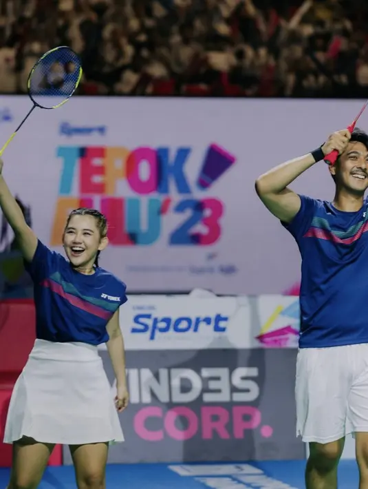Pada kesempatan ini, Ziva tampil memukau dengan baju olahraga bernuansa biru dan putih. Ia memilih skort untuk menemani penampilannya berlaga di Tepok Bulu. [Foto: Instagram/ Ziva Magnolya]