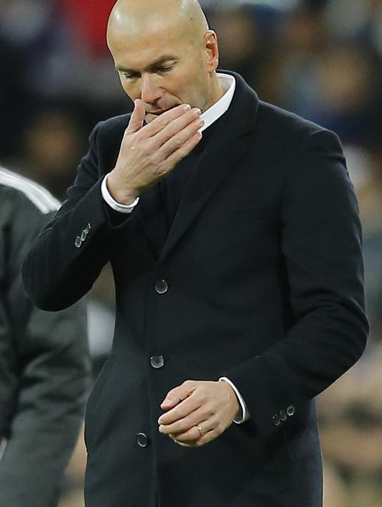 Ekspresi pelatih Real Madrid,  Zinedine Zidane usai timnya kalah dari Celta Vigo pada perempatfinal Copa del Rey leg pertama di Santiago Bernabeu stadium, Madrid, (18/1/2017). Madrid kalah 1-2.  (AP/Paul White)