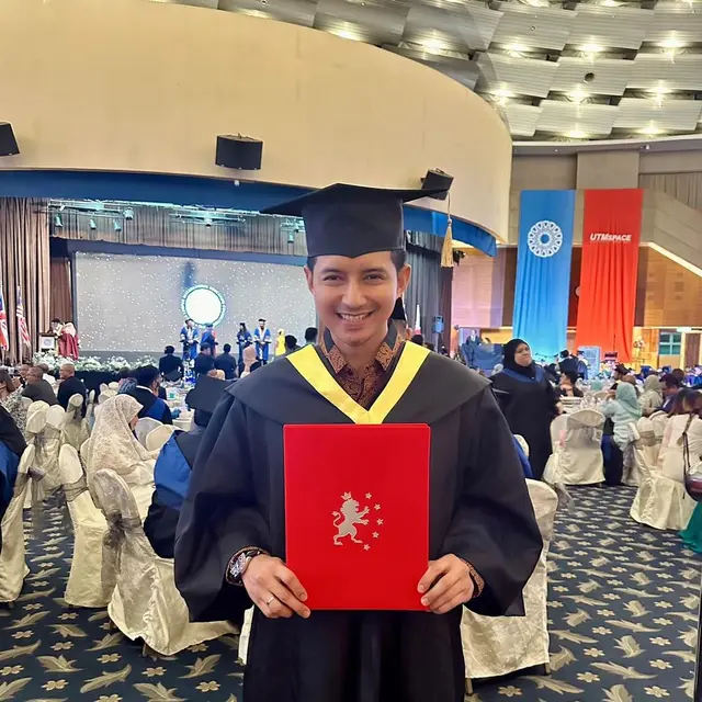 6 Potret Chand Kelvin Wisuda S2 di Malaysia, Didampingi Istri Tercinta
