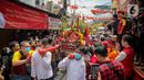 Warga keturunan Tionghoa mengarak joli atau tandu dalam Festival Cap Go Meh 2023 di kawasan Glodok, Jakarta, Minggu (5/2/2023). Sebanyak 23 joli atau tandu diarak keliling sebagai penutup rangkaian perayaan Tahun Baru Imlek yang dilaksanakan pada tanggal ke-15 bulan pertama penanggalan Tionghoa. (Liputan6.com/Faizal Fanani)
