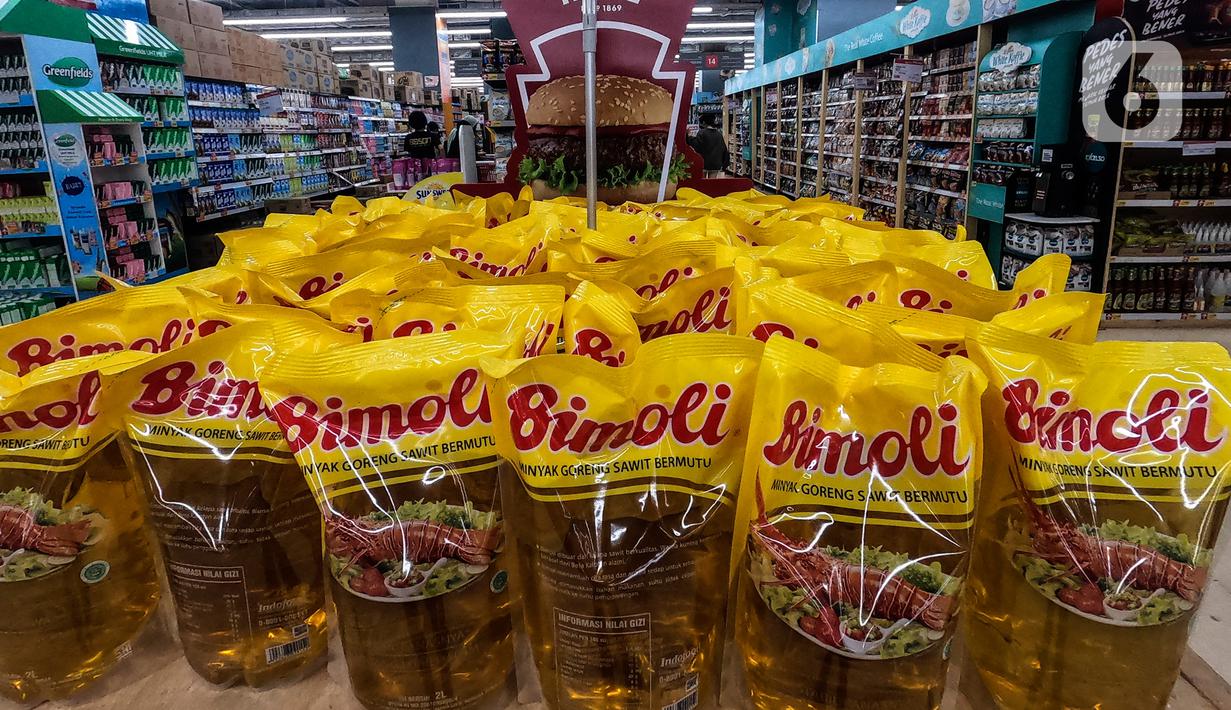 Salah satu merek minyak goreng yang dipajang di sebuah supermarket kawasan Jakarta, Jumat (25/3/2022). Sempat mengalami kekosongan stok, saat ini minyak goreng sudah kembali normal di supermaket dengan harga 2 liter mulai dari Rp 36 ribu - Rp45 ribu tergantung merek. (Liputan6.com/Johan Tallo)