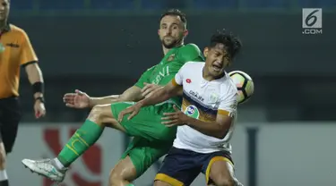 Gelandang Bhayangkara FC, Ilija Spasojevic (kiri) berebut bola dengan pemain belakang Persela, M Zainal Haq pada lanjutan Liga 1 Indonesia di Stadion Patriot Candrabhaga, Bekasi, Jumat (27/10). Bhayangkara FC unggul 3-1. (Liputan6.com/Helmi Fithriansyah)