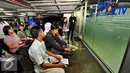 Sejumlah karyawan menunggu giliran untuk penukaran uang persiapan Lebaran, Jakarta, Rabu (8/7/2015). BI bersama BTN menggelar layanan penukaran uang bagi karyawan di kantor SCTV Tower. (Liputan6.com/Yoppy Renato)