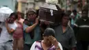 Proses pemakaman salah satu warga yang menjadi korban longsor di Santa Catarina Pinula, Guatemala City (2/10/2015). Musibah tanah longsor ini menewaskan sedikitnya 73 orang dan sebanyak 600 orang dinyatakan hilang. (Reuters/ Josue Decavele)