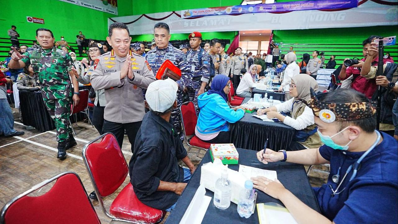 Kapolri Jenderal Listyo Sigit Prabowo bersama dengan Panglima TNI Laksamana Yudo Margono menghadiri kegiatan bakti kesehatan dan sosial yang diselenggarakan oleh alumni Akabri 1989 (Altar 89) dalam rangka 34 tahun pengabdian di Tasikmalaya, Jawa Barat.