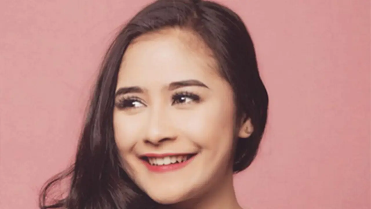 Prilly Latuconsina 