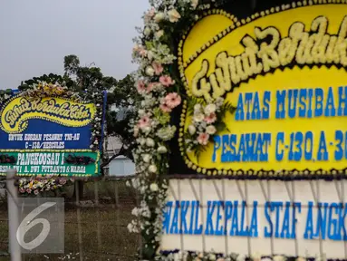 Karangan bunga duka cita terus berdatangan ke Lanud Halim Perdanakusuma, Jakarta, Rabu (1/7/2015). Karangan bunga tersebut sebagai ungkapan belasungkawa atas tragedi jatuhnya Pesawat Hercules C-130 di Medan. (Liputan6.com/Faizal Fanani)