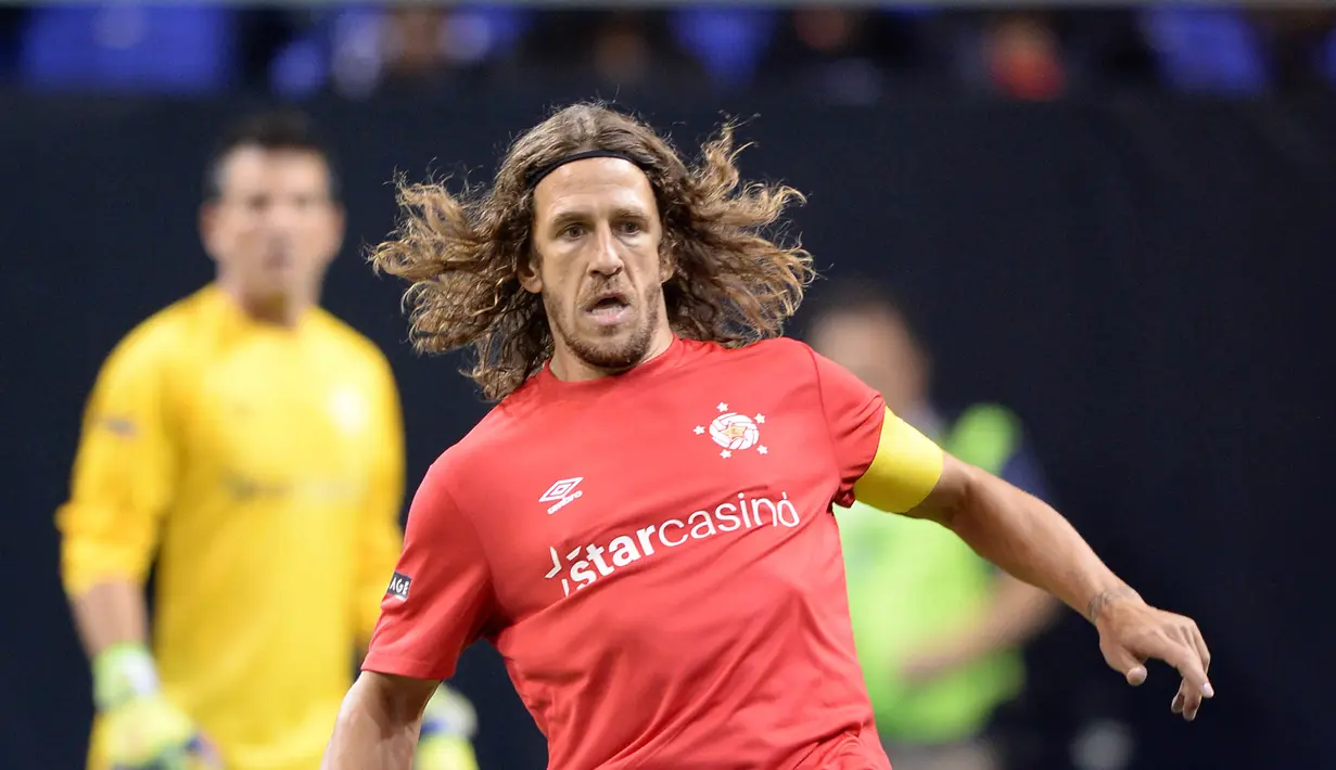 Pemain Spanyol Carlos Puyol berusaha mengontrol bola saat bertanding melawan Prancis pada pertandingan semifinal Star Sixes di O2 Arena di London (16/7). turnamen ini juga dijuluki "Piala Dunia kecil" atau "Piala Dunia mini". (AFP Photo/Olly Greenwood)