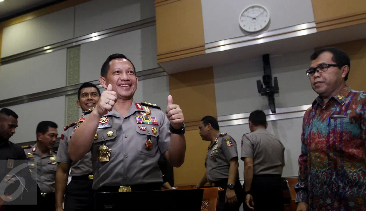 Komjen (Pol) Tito Karnavian saat mengacungkan jempol pada Uji Kelayakan dan Kepatutan (Fit and Proper Test) oleh Komisi III DPR,Jakarta, (23/6). Uji Kelayakan dan Kepatutan ini langkah terakhir yang menentukan menuju ke Kapolri. (Liputan6.com/Johan Tallo)