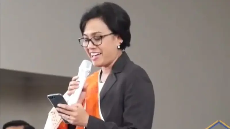 Sri Mulyani bernyanyi di acara wisuda (foto: Facebook Sri Mulyani)