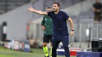 Pelatih Chelsea, Frank Lampard menginstruksikan pemainnya saat bertanding melawan Bayern Munchen pada leg kedua babak 16 besar Liga Champions di Allianz Arena, Jerman (8/8/2020). Munchen menang 4-1 atas Chelsea dan melaju ke perempat final dengan aggregat skor 7-1. (AP Photo/Matthias Schrader)