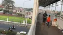 Pejalan kaki melintasi jembatan penyeberangan orang di Jakarta, Minggu (6/8). Dinas Bina Marga DKI Jakarta pada tahun ini akan merevitalisasi JPO yang sudah tua di Ibu Kota. (Liputan6.com/Immanuel Antonius)