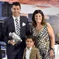  Cristiano Ronaldo  foto bersama agen Jorge Mendes, Cristiano Jr dan Ibunya Maria Dolores  saat  penghaargaan atas pencapain sebagai Top Skor sepanjang masa El Real di Stdion Santiago Bernabeu, Madrid, Jumat (2/10/2015).  AFP Photo / Gerard Julien