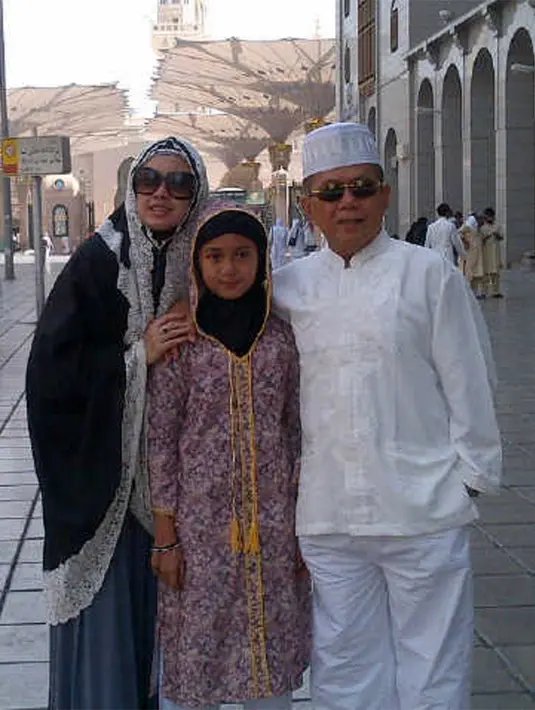 Tujuh bulan menjalin hubungan, keduanya sepakat ke jenjang serius. Keduanya resmi menikah pada 26 Juni 1999 di Masjid Agung Cianjur. Syarief memberikan mas kawin seperangkat alat salat. (dok. Pribadi/ Bintang.com)