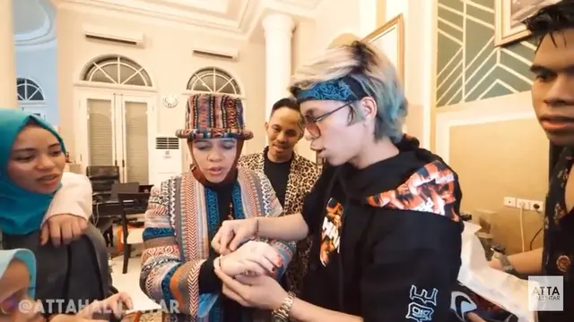 5 Selebriti Ini Beri Kado Berlian untuk Ibundanya