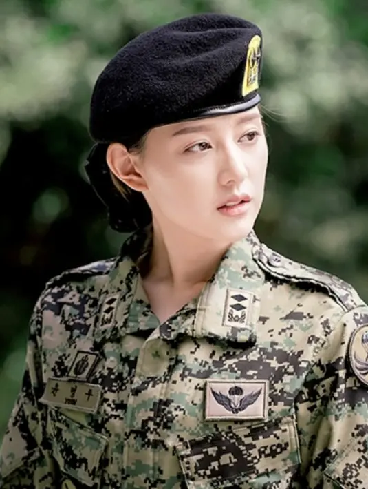 Pada kesempatan ini, Kim Ji Won berhasil tampil gagah dab berkarater dengan busana tentara yang dikenakannya. [Foto: Instagram/ geewonii]