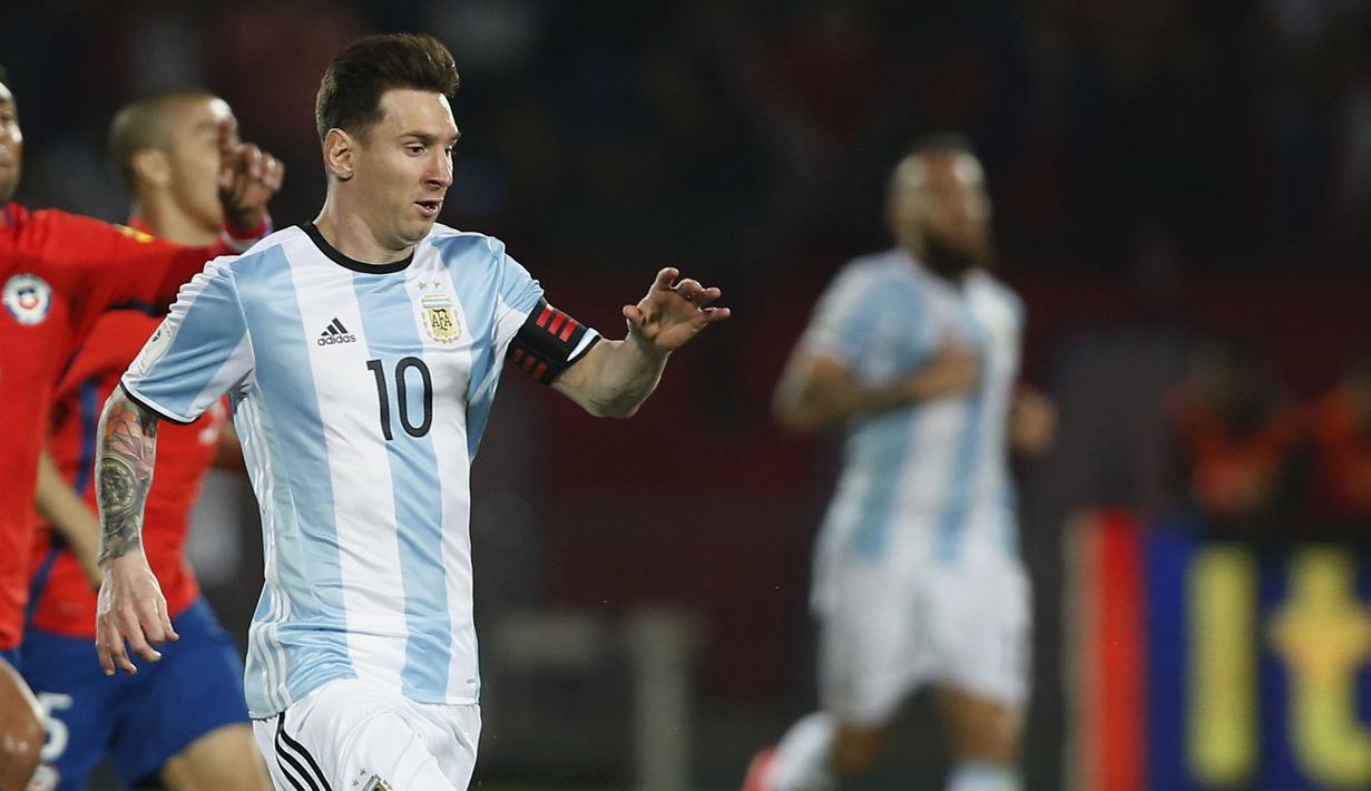 Lionel Messi gagal mencetak gol meski Argentina menang 2-0 atas Cile pada laga kualifikasi Piala Dunia 2018 di Stadion Nacional, Santiago, Cile.  (REUTERS/Rodrigo Garrido)