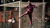 Maarten Paes saat membawa Ajax mengalahkan Utrecht melalui drama adu penalti 4-3 (1-1) dalam laga playoff di Kras Stadion, Volendam, Minggu (24-5-2026) malam WIB. (Dok. ajax.nl)