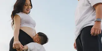Nikita Willy baru saja mengumumkan kehamilan anak keduanya. Dalam beberapa potret yang diunggah, Nikita Willy tampil kompak dengan Issa, anak pertamanya mengenakan outfit berwarna putih dan hitam. [Foto: Instagram/nikitawillyofficial94]