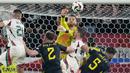 Penyerang Hungaria,Barnabas Varga, mengalami cedera serius setelah bertabrakan dengan kiper Skotlandia, Angus Gunn. (AP Photo/Matthias Schrader)