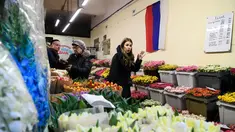 Seorang wanita mencari bunga jelang Hari Perempuan Internasional di pasar bunga di Moskow, Rusia (5/3). Hari Perempuan Internasional jatuh pada tanggal 8 Maret setiap tahunnya. (AFP Photo/Kirill Kudryavtsev)