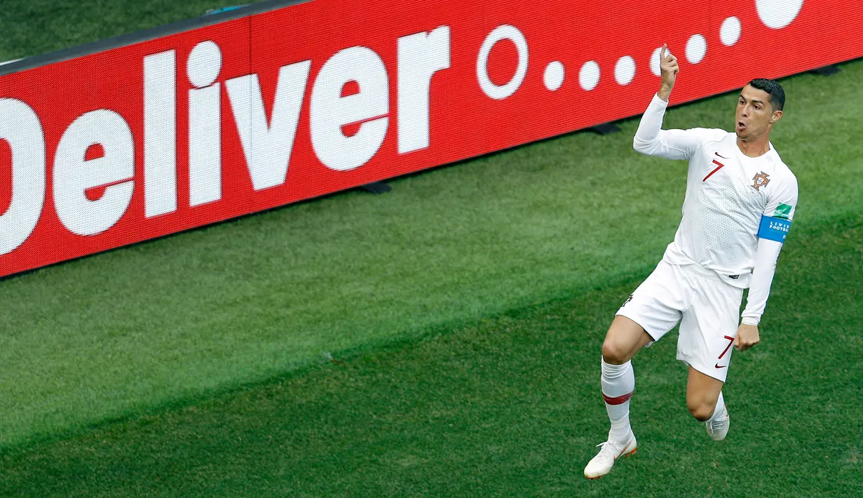 Penyerang Portugal, Cristiano Ronaldo berselebrasi usai mencetak gol ke gawang Maroko pada lanjutan grup B Piala Dunia 2018 di Stadion Luzhniki di Moskow, Rusia (20/6). Ronaldo telah mencetak 4 gol selama turnamen ini. (AP Photo / Victor Caivano)